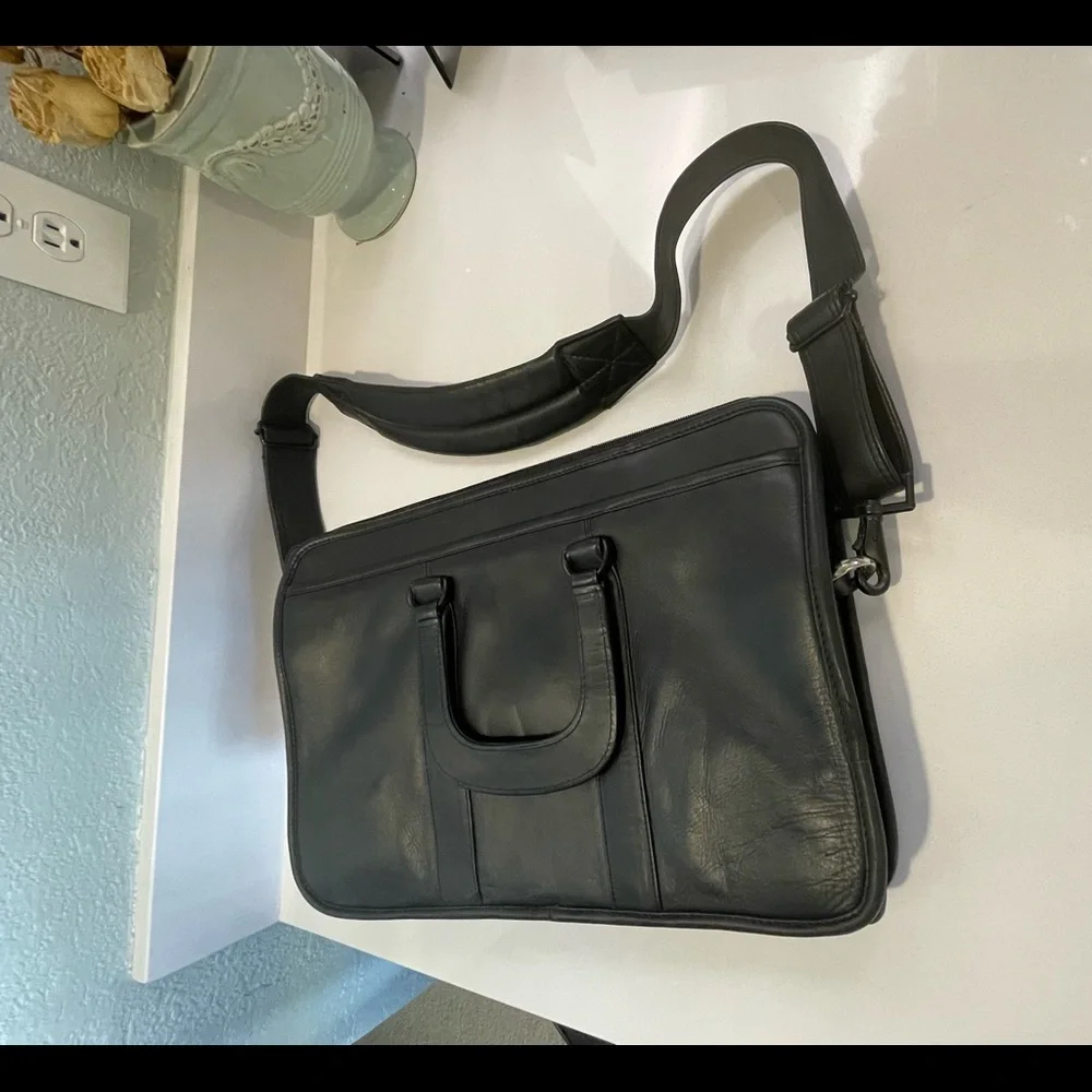 Winn International Black Leather Briefcase with Crossbody Detachable Str…